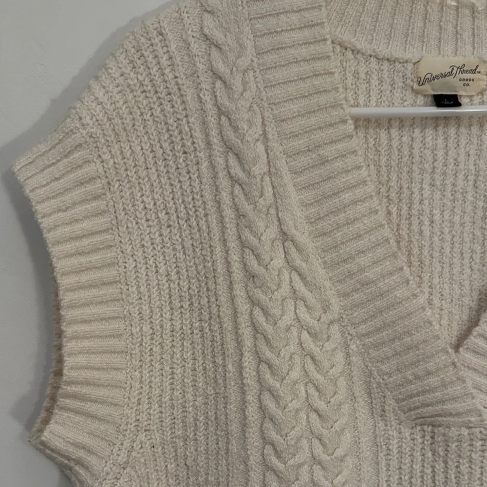 Universal Thread Women's V-Neck Sweater Vest Cream size L